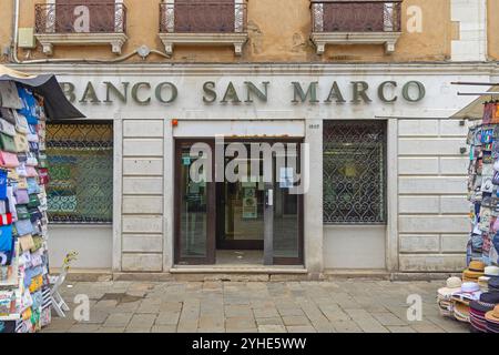 Venezia, Italia - 09 ottobre 2024: Ingresso all'Italian San Marco Bank Building in via Rio Tera S. Leonardo nella città vecchia. Foto Stock