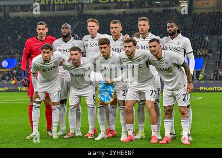 Milano, Italia. 10 novembre 2024. I giocatori del Napoli SSC, in posa per una foto di gruppo durante la partita di calcio di serie A 2024/2025, tra Inter e Napoli SSC allo Stadio Giuseppe Meazza. Punteggio finale: Inter 1:1 Napoli SSC. Credito: SOPA Images Limited/Alamy Live News Foto Stock