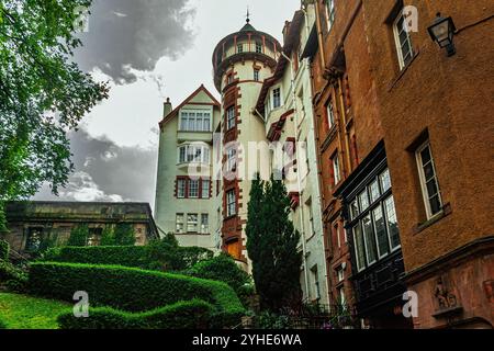 I caratteristici edifici rossi e bianchi dei Giardini Ramsay nella zona di Castlehill della città Vecchia di ​​Edinburgh. Edimburgo, Scozia, Regno Unito Foto Stock
