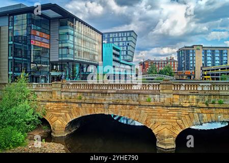 Regno Unito, South Yorkshire, Sheffield, City Centre, Blonk Street Bridge sul fiume Don. Foto Stock