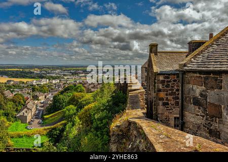 Panorama della città di Stirling, colline e campi circostanti visti dal castello di Stirling. Scozia, Regno Unito, Europa Foto Stock