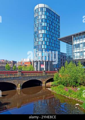 Regno Unito, South Yorkshire, Sheffield, City Centre, Blonk Street Bridge e IQuarter Building. Foto Stock