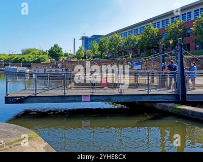 Regno Unito, South Yorkshire, Sheffield, Victoria Quays, Swing Bridge. Foto Stock