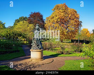 Regno Unito, South Yorkshire, Sheffield, giardini botanici, Rose Garden e Pan Spirit of the Woods Statue. Foto Stock