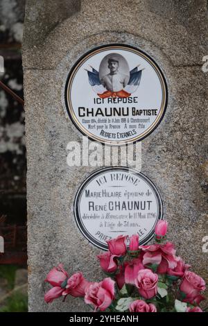 Lapide mortuaria sulla tomba di un soldato francese ucciso durante la prima guerra mondiale del 1914-1918. Foto Stock