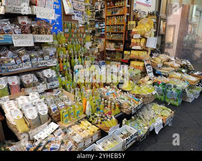 Limoncello, negozio di souvenir, Sorrento, Campania, Penisola Sorrentina, Italia, Europa Foto Stock