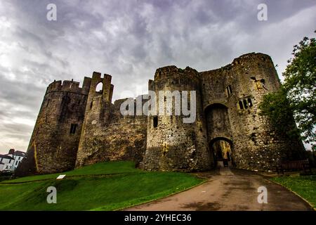 La porta doppia del castello di Chepstow in Galles, con la luce che cerca di sfondare una sottile copertura nuvolosa. Foto Stock