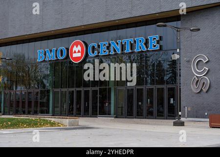 Calgary, Alberta Canada, ottobre 30 2024: Ingresso principale del centro convegni BMO presso lo Stampede Grounds con porte in vetro e segnaletica. Foto Stock