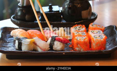 Piatto di sushi ben organizzato con nigiri e maki Rolls, Foto Stock