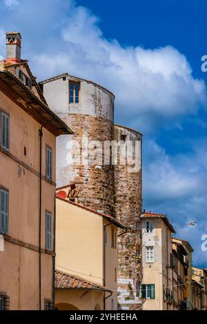 Splendido centro storico medievale di Lucca con le torri gemelle della porta di San Gervasio Foto Stock