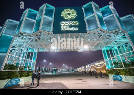 Baku, Azerbaigian, Azerbaigian. 10 novembre 2024. L'ingresso del sito COP29 la mattina dell'apertura a Baku, Azerbaigian. Si ritiene che il COP di quest'anno sia uno dei più complessi della sua storia, poiché il mondo si occupa dell'anno elettorale, delle guerre in corso in tutto il mondo, rendendo i negoziati più cruciali per determinare il progresso mondiale verso un futuro sostenibile e resiliente al clima. (Credit Image: © Bianca Otero/ZUMA Press Wire) SOLO PER USO EDITORIALE! Non per USO commerciale! Foto Stock