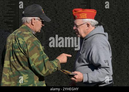 Washington, Stati Uniti. 11 novembre 2024. I membri della famiglia AMERICANA dei soldati caduti in guerra in Vietnam hanno visitato Washington DC per ricordare i loro cari durante il Veterans Day, oggi 11 novembre 2024 al Vietnam Wall Memorial a Washington DC, USA. (Lenin Nolly/Sipa USA) credito: SIPA USA/Alamy Live News Foto Stock