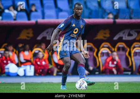 Roma, Italia, Italia. 10 novembre 2024. Evan NDICKA dell'AS Roma durante la partita di serie A tra AS Roma e Bologna allo Stadio Olimpico il 10 novembre 2024 a Roma. (Credit Image: © Matthieu Mirville/ZUMA Press Wire) SOLO PER USO EDITORIALE! Non per USO commerciale! Foto Stock