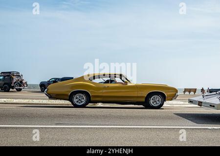 Gulfport, MS - 4 ottobre 2023: Vista laterale grandangolare di una Oldsmobile 442 Hardtop Coupé 1970 in una mostra automobilistica locale. Foto Stock