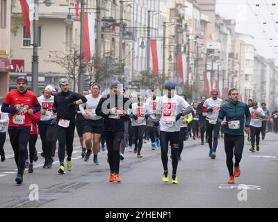 Gdynia, Polonia - 11 novembre 2024. In occasione del 106° anniversario della riconquista dell'indipendenza, si è svolta a Gdyn la Gdynia Independence Run Foto Stock