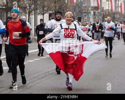 Gdynia, Polonia - 11 novembre 2024. In occasione del 106° anniversario della riconquista dell'indipendenza, si è svolta a Gdyn la Gdynia Independence Run Foto Stock