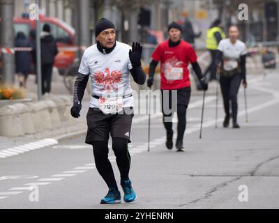 Gdynia, Polonia - 11 novembre 2024. In occasione del 106° anniversario della riconquista dell'indipendenza, si è svolta a Gdyn la Gdynia Independence Run Foto Stock