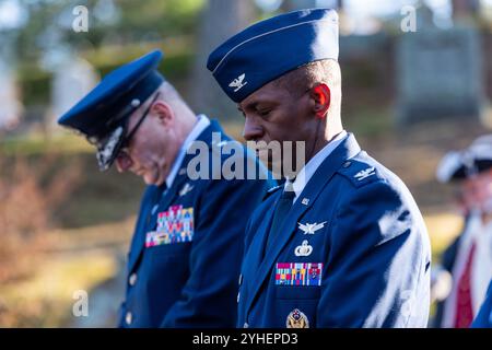 Concord e le comunità locali si riuniscono per una celebrazione del Veterans Day al cimitero Sleepy Hollow per riconoscere e onorare tutti i nostri veterani. Foto Stock