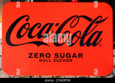 Schwalmstadt, Germania, 2024: Cartello Coca Cola Zero Sugar di fronte a un bar. Foto Stock