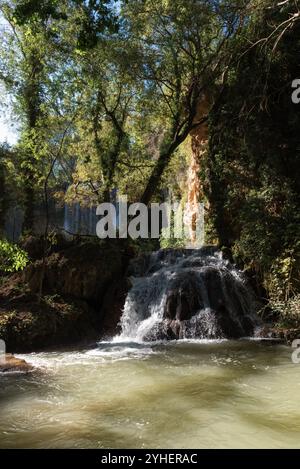 Immergiti nella tranquilla bellezza di Monasterio de Piedra mentre due cascate scendono graziosamente in un tranquillo lago circondato da una vegetazione lussureggiante, ca Foto Stock
