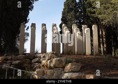 La Stelae demolita, simbolo delle vite rotte nella seconda guerra mondiale, posta sopra il Monumento dei bambini nel Museo dell'Olocausto di Yad Vashem Foto Stock