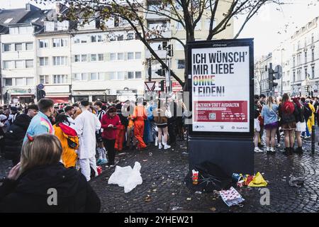 Zülpicher Strasse, Köln Karneval 11.11., ein Werbeplakat auf der Zülpicher Straße, Ich wünsch mir Liebe ohne Leiden Zülpicher Strasse, Köln Karneval 11.11.2024 Köln Innenstadt NRW Deutschland *** Zülpicher Strasse, Cologne Carnival 11 11 11 , un manifesto pubblicitario su Zülpicher Strasse, desidero amore senza sofferenza Zülpicher Strasse, Carnevale di Colonia 11 2024 centro città di Colonia NRW Germania Copyright: BuxBovAUTS/TIFrixSPORTS Foto Stock