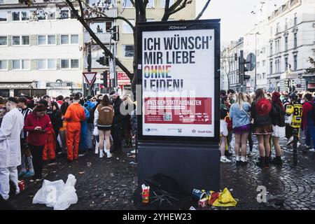 Zülpicher Strasse, Köln Karneval 11.11., ein Werbeplakat auf der Zülpicher Straße, Ich wünsch mir Liebe ohne Leiden Zülpicher Strasse, Köln Karneval 11.11.2024 Köln Innenstadt NRW Deutschland *** Zülpicher Strasse, Cologne Carnival 11 11 11 , un manifesto pubblicitario su Zülpicher Strasse, desidero amore senza sofferenza Zülpicher Strasse, Carnevale di Colonia 11 2024 centro città di Colonia NRW Germania Copyright: BuxBovAUTS/TIFrixSPORTS Foto Stock