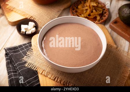 Zuppa cremosa di fagioli. In Messico conosciuta come crema de Frijoles, una ricetta di cibo casalingo molto semplice e nutriente, comunemente accompagnata da formaggio, crema, avoc Foto Stock