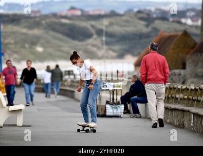 Skateboard donna sul lungomare di Ambleteuse, Côte d'Opale, Francia settentrionale. Foto Stock