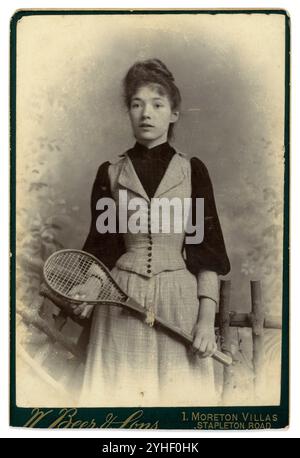 Tessera originale di una bella giovane signora vittoriana / ragazza vittoriana, tra i tardi adolescenti e i 20 anni, con una racchetta da tennis, dallo studio di William Beer & Sons, 1 Moretone Villas, Stapleton Road, Bristol, studio britannico registrato lì nel 1892. Foto Stock