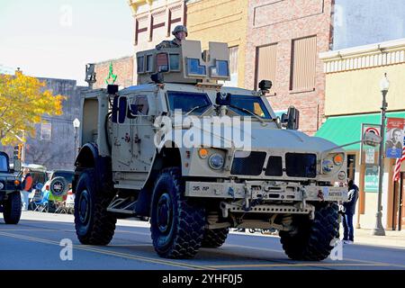 EMPORIA, KANSAS USA - 11 NOVEMBRE 2024i membri della Guardia Nazionale del Kansas guidano un MRAP (Mine Resistant Ambush Protected Vehicle) durante la sfilata del Veterans Day di oggi credito: Mark Reinstein/MediaPunch Credit: MediaPunch Inc/Alamy Live News Foto Stock