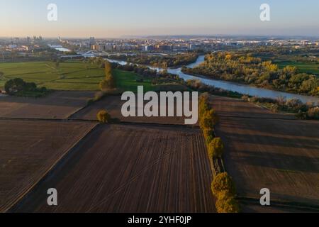 Vista aerea della foce del fiume Gallego nel fiume Ebro, Saragozza, Spagna Foto Stock