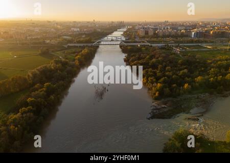 Vista aerea della foce del fiume Gallego nel fiume Ebro, Saragozza, Spagna Foto Stock