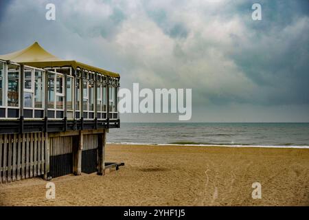 Egmond aan Zee, Nordholland, Paesi Bassi. Ristorante sulla spiaggia all'entrata della spiaggia di Egmond aan Zee. 10 novembre 2024 Foto Stock