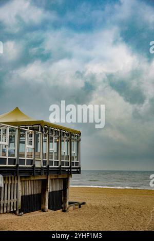 Egmond aan Zee, Nordholland, Paesi Bassi. Ristorante sulla spiaggia all'entrata della spiaggia di Egmond aan Zee. 10 novembre 2024 Foto Stock