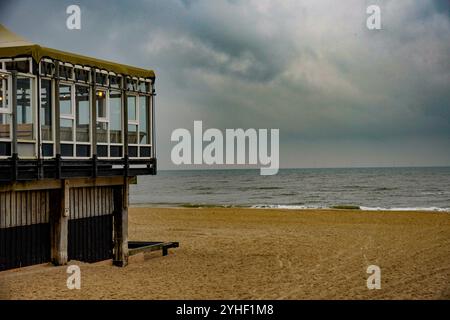 Egmond aan Zee, Nordholland, Paesi Bassi. Ristorante sulla spiaggia all'entrata della spiaggia di Egmond aan Zee. 10 novembre 2024 Foto Stock