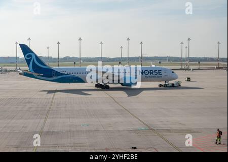 18.10.2024, Berlino, Deutschland, Europa - Ein Boeing 787-9 Dreamliner Passagierflugzeug der Norse Atlantic Airways mit der Registrierung LN-FND beim pushback auf dem Flughafen Berlin Brandenburg BER Willy Brandt. Norse Atlantic Airways ist eine norwegische Billigfluggesellschaft mit Sitz ad Arendal, Norwegen. Die im February 2021 gegruendete Fluggesellschaft betreibt eine flotte von Boeing 787-Flugzeugen zwischen Europa, Nordamerika, Afrika und Asien. *** 18 10 2024, Berlino, Germania, Europa Un Boeing 787 9 Dreamliner aereo passeggeri della Norse Atlantic Airways con registrazione LN FND duri Foto Stock