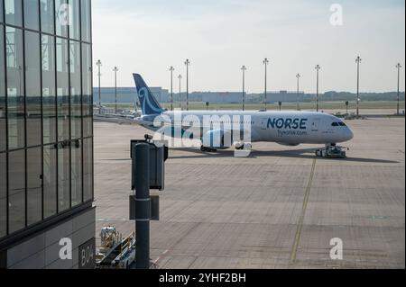 18.10.2024, Berlino, Deutschland, Europa - Ein Boeing 787-9 Dreamliner Passagierflugzeug der Norse Atlantic Airways mit der Registrierung LN-FND beim pushback auf dem Flughafen Berlin Brandenburg BER Willy Brandt. Norse Atlantic Airways ist eine norwegische Billigfluggesellschaft mit Sitz ad Arendal, Norwegen. Die im February 2021 gegruendete Fluggesellschaft betreibt eine flotte von Boeing 787-Flugzeugen zwischen Europa, Nordamerika, Afrika und Asien. *** 18 10 2024, Berlino, Germania, Europa Un Boeing 787 9 Dreamliner aereo passeggeri della Norse Atlantic Airways con registrazione LN FND duri Foto Stock