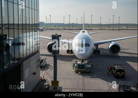18.10.2024, Berlino, Deutschland, Europa - Ein Boeing 787-9 Dreamliner Passagierflugzeug der Norse Atlantic Airways mit der Registrierung LN-FND beim pushback auf dem Flughafen Berlin Brandenburg BER Willy Brandt. Norse Atlantic Airways ist eine norwegische Billigfluggesellschaft mit Sitz ad Arendal, Norwegen. Die im February 2021 gegruendete Fluggesellschaft betreibt eine flotte von Boeing 787-Flugzeugen zwischen Europa, Nordamerika, Afrika und Asien. *** 18 10 2024, Berlino, Germania, Europa Un Boeing 787 9 Dreamliner aereo passeggeri della Norse Atlantic Airways con registrazione LN FND duri Foto Stock