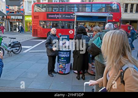 Promozione prodotti per bevande e yogurt a proteine vegetali Alpro in Liverpool Street, Londra Inghilterra, Regno Unito, 2024 ottobre Gran Bretagna KATHY DEWITT Foto Stock