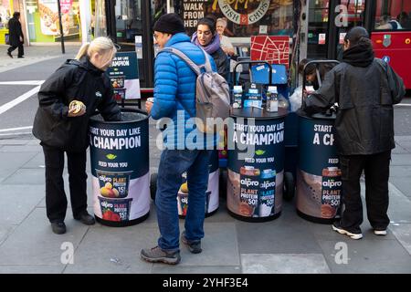 Promozione prodotti per bevande e yogurt a proteine vegetali Alpro in Liverpool Street, Londra Inghilterra, Regno Unito, 2024 ottobre Gran Bretagna KATHY DEWITT Foto Stock