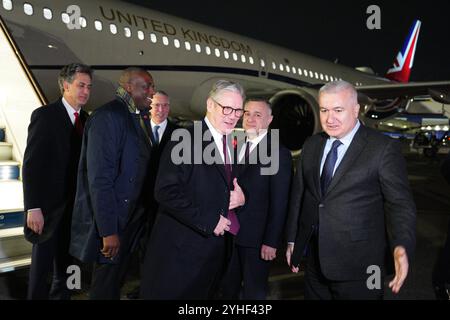 Il primo ministro Sir Keir Starmer (centro), il ministro degli Esteri David Lammy (seconda sinistra) e il segretario all'energia ed Miliband (sinistra) arrivano all'aeroporto internazionale Heydar Aliyev per partecipare al vertice sul clima del Cop29 a Baku, Azerbaigian. Data foto: Lunedì 11 novembre 2024. Foto Stock