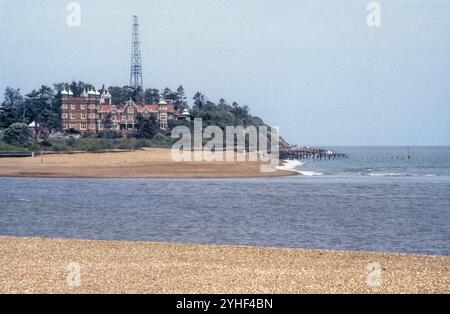 1988 foto d'archivio di Bawdsey Manor vista dall'altra parte del fiume Deben dal Vecchio Felixstowe. A quel tempo, come RAF Bawdsey, era una stazione di ricerca per lo sviluppo della rete radar Chain Home. Foto Stock