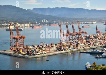 Una vista dello skyline di Vancouver dal Vancouver Lookout, in cima al Harbour Centre Foto Stock