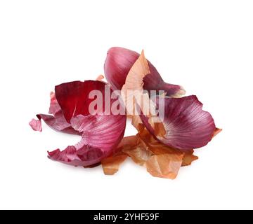 Mucchio di bucce di cipolla isolate su bianco Foto Stock