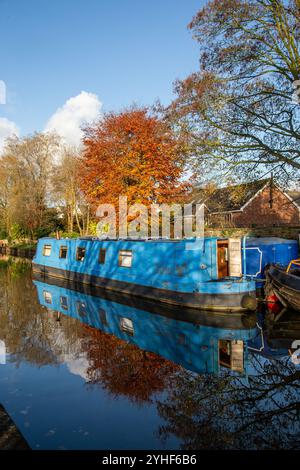 Canal narrowboat ormeggiato sul canale di Macclesfield in autunno vicino a Bollington, Cheshire Foto Stock