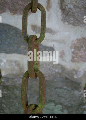 Le catene in ferro battuto sul monumento commemorativo di Putbus rappresentano le catene della guerra e l'infinito ricordo. Foto Stock