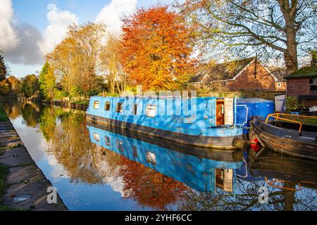 Canal narrowboat ormeggiato sul canale di Macclesfield in autunno vicino a Bollington, Cheshire Foto Stock