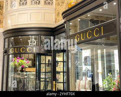 Londra, Inghilterra, Regno Unito - 24 agosto 2023: Negozio davanti a una filiale di Gucci Foto Stock