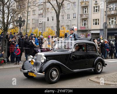 Gdynia, Polonia - 11 novembre 2024. 106° anniversario della riconquista dell'indipendenza. La Parata dell'indipendenza attraversò le strade di Gdynia. Residen Foto Stock